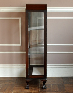 q-310-f アンティークガラスキャビネットの横