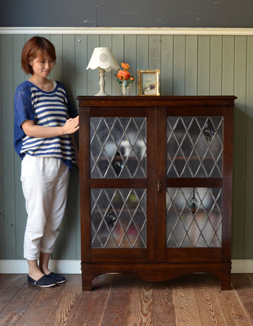 q-324-f アンティークガラスブックケースのモデル入り