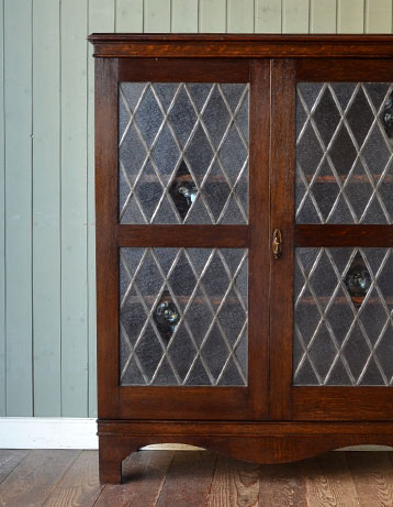 q-324-f アンティークガラスブックケースのアップ