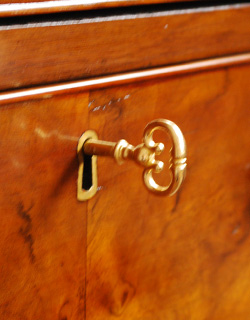 q-323-f アンティークビューローの鍵穴