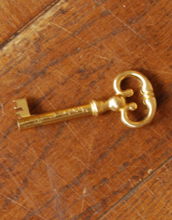 q-323-f アンティークビューローの鍵