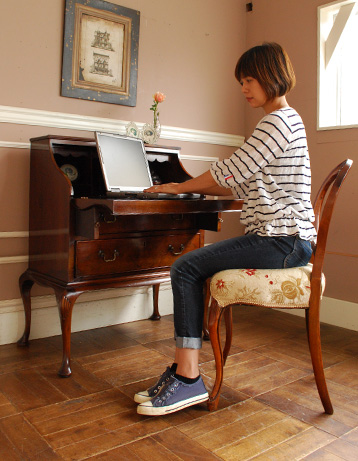 q-343-f アンティークビューローのモデル入り