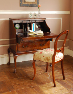 q-343-f アンティークビューローのディスプレイ