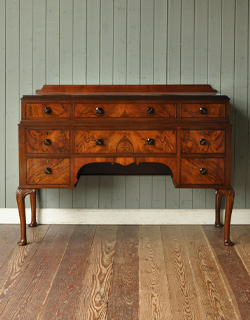 q-348-f アンティークサイドボードの前