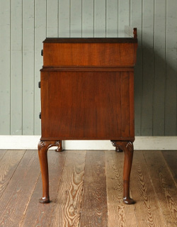 q-348-f アンティークサイドボードの横