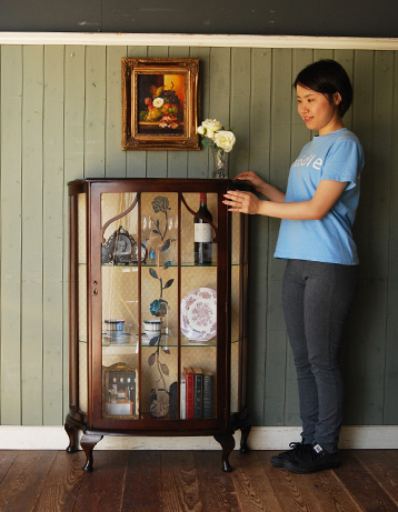 q-352-f アンティークガラスキャビネットのモデル入り