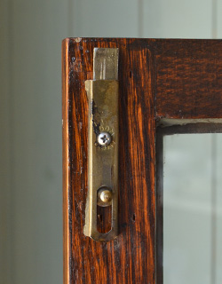 アンティークのキャビネット　アンティーク家具　英国の素敵なアンティーク家具、木製のガラスキャビネット。扉を留めるためのストッパーも当時のものです。(q-355-f-1)