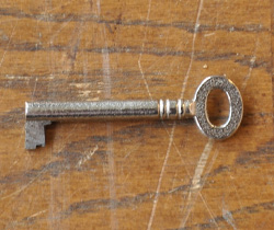 q-378-f アンティークガラスキャビネットの鍵