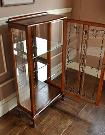 q-378-f アンティークガラスキャビネットのオープン時