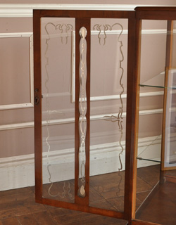 q-378-f アンティークガラスキャビネットの装飾