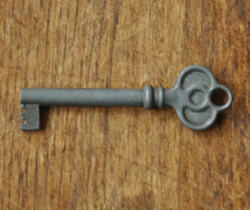 q-379-f アンティークガラスショーケースの鍵