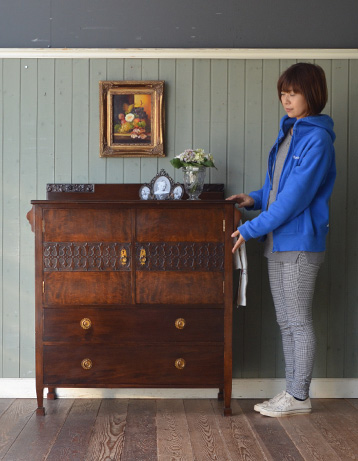 q-382-f アンティークカップボードチェストのモデル入り