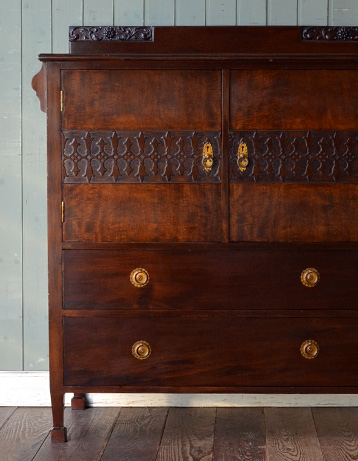 q-382-f アンティークカップボードチェストのアップ
