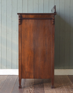 q-382-f アンティークカップボードチェストの横