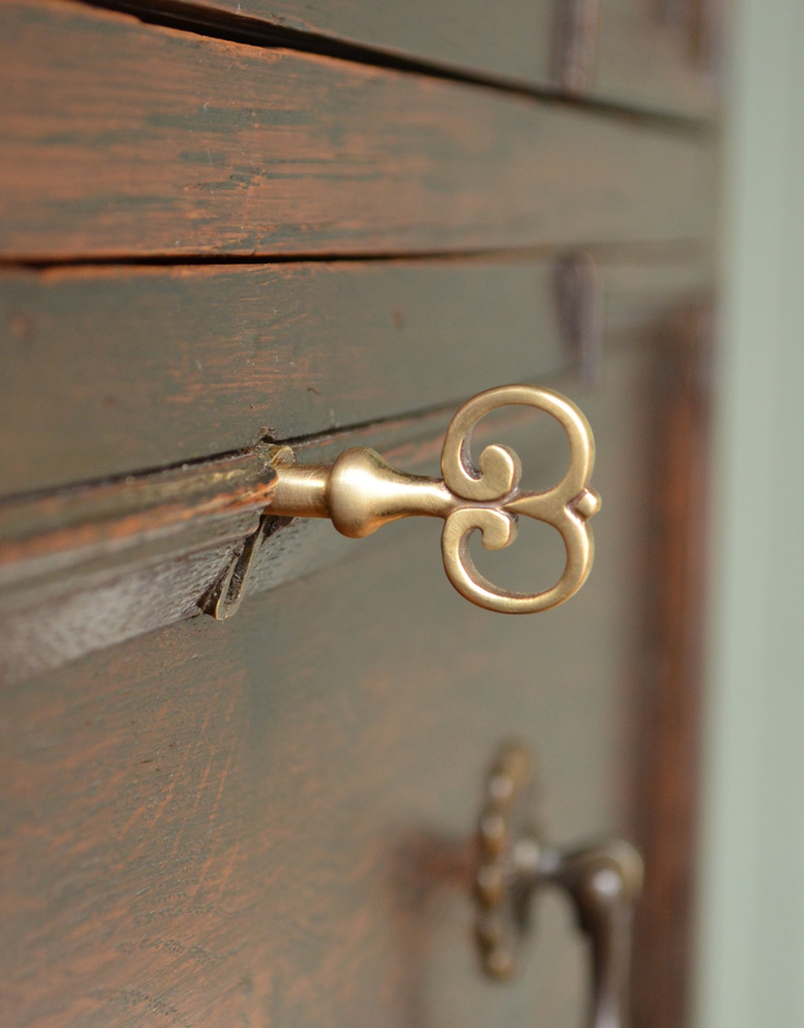 q-386-f アンティークカップボードチェストの鍵穴