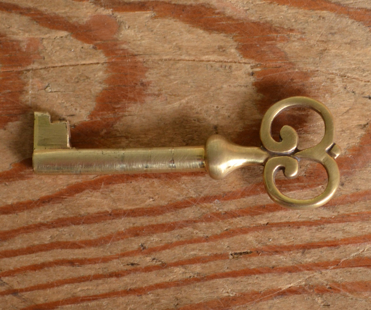 q-386-f アンティークカップボードチェストの鍵