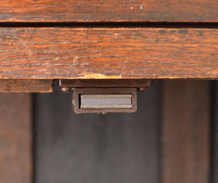 q-386-f アンティークカップボードチェストのマグネット