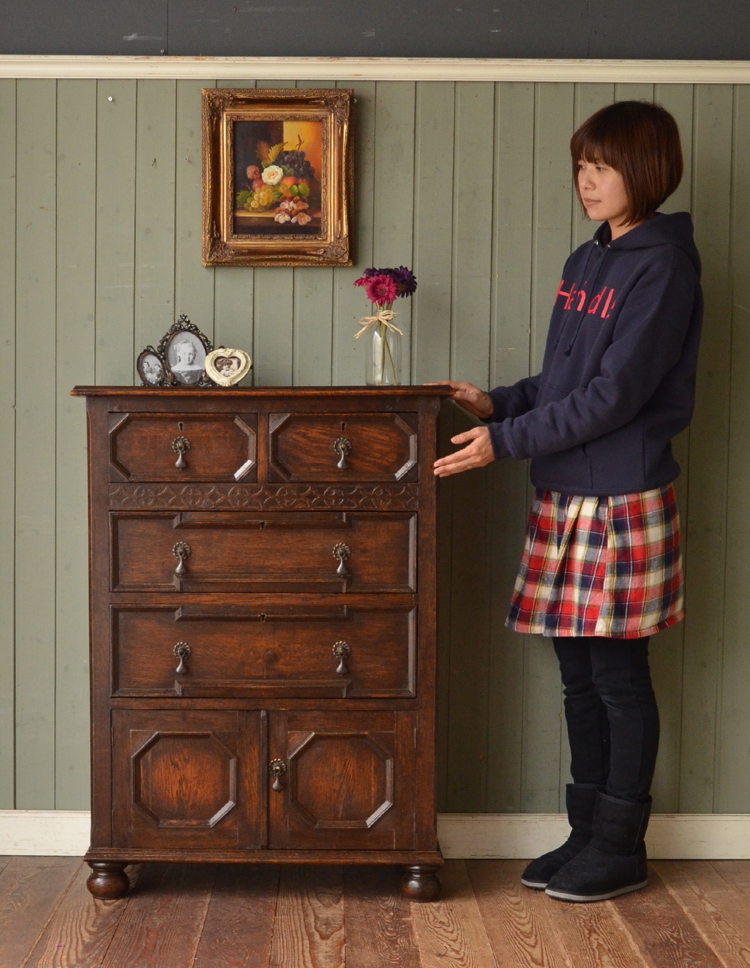 q-386-f アンティークカップボードチェストのモデル入り