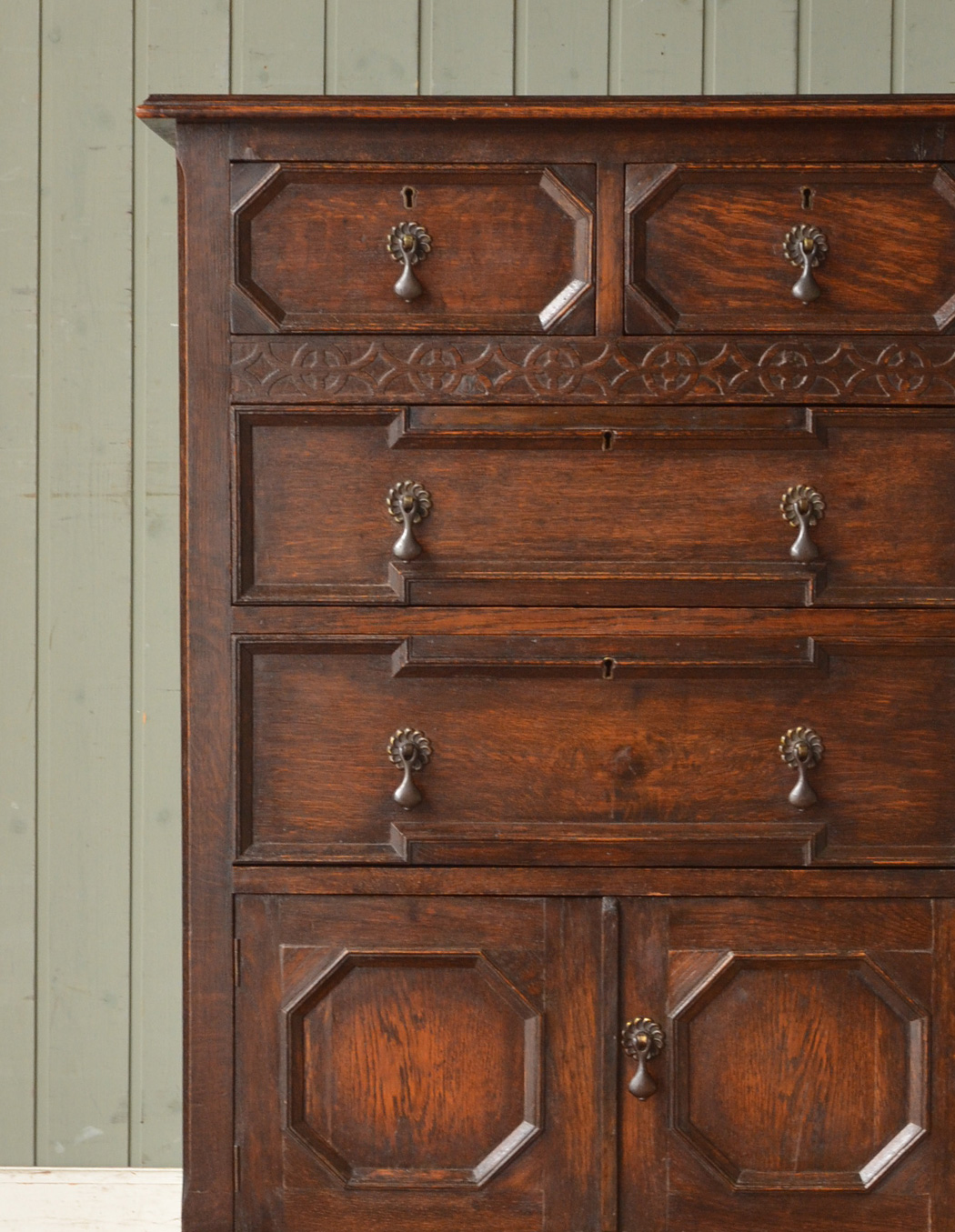 q-386-f アンティークカップボードチェストのアップ