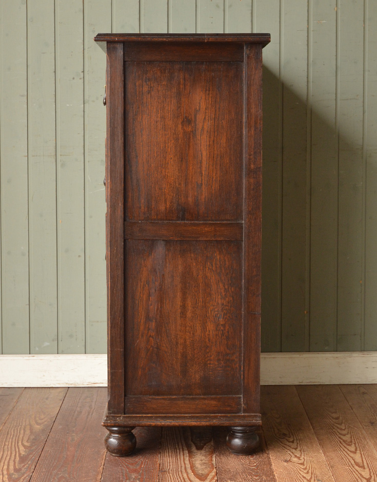 q-386-f アンティークカップボードチェストの横