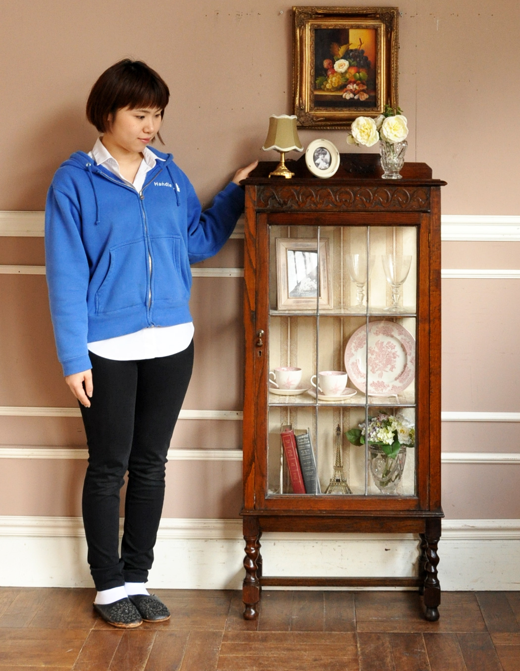 q-388-f アンティークガラスキャビネットのモデル入り