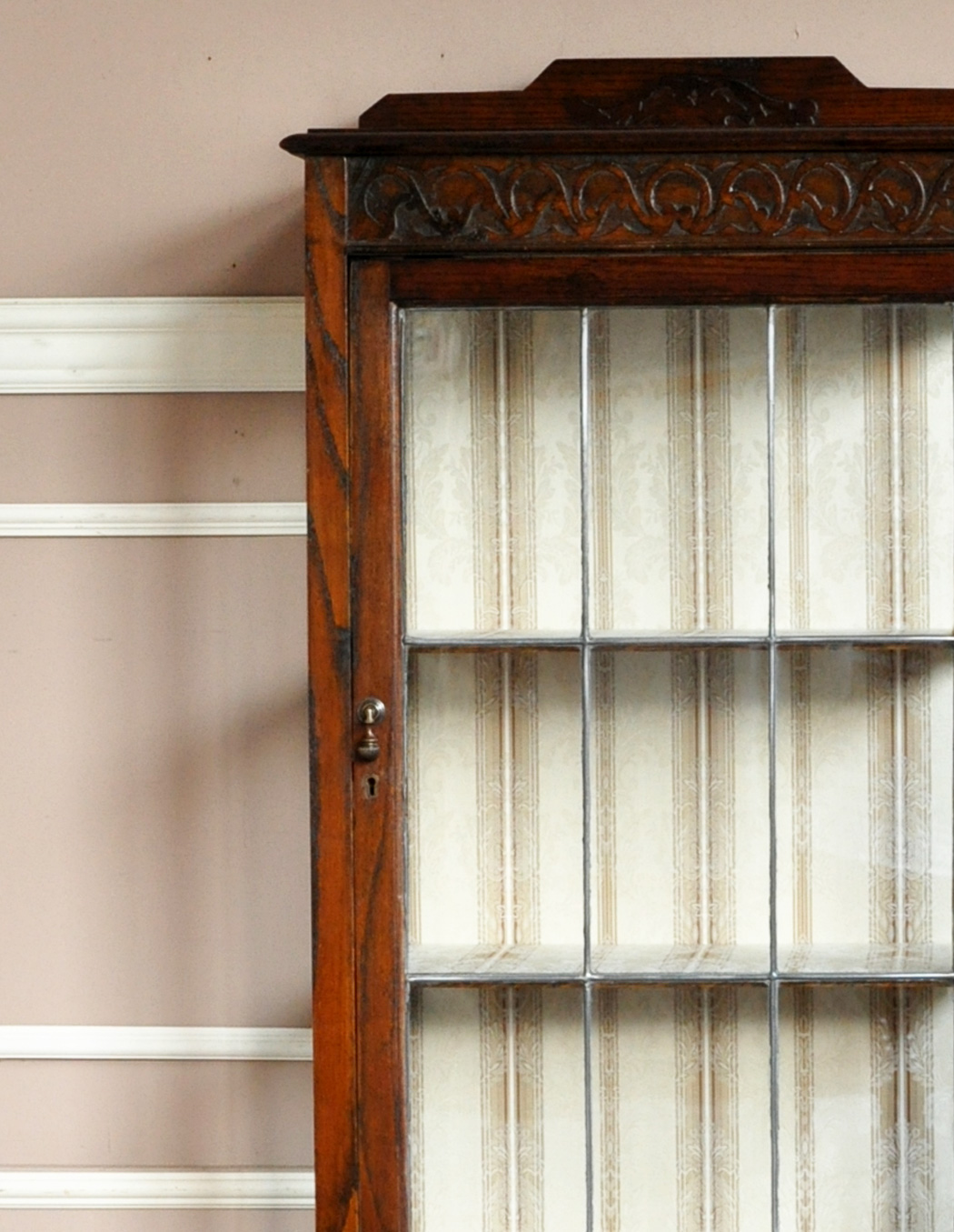 q-388-f アンティークガラスキャビネットのアップ