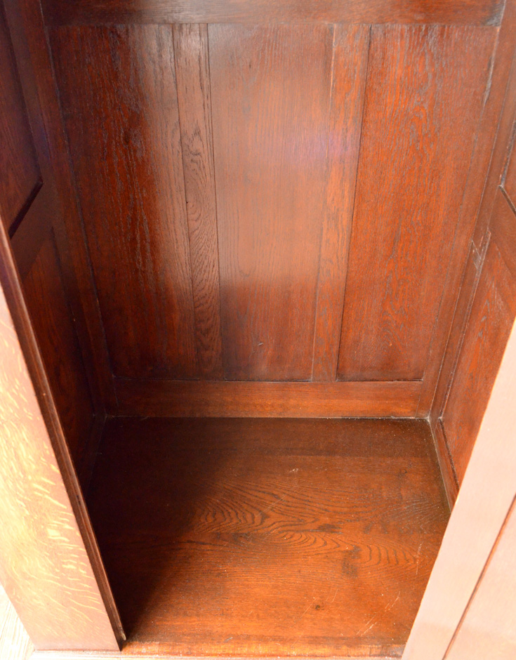 q-402-f アンティークワードローブの下部