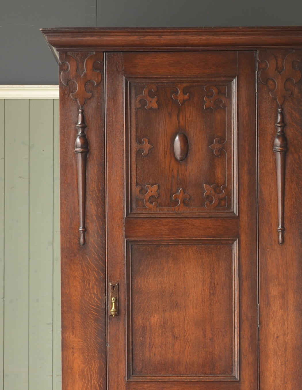 q-402-f アンティークワードローブのアップ