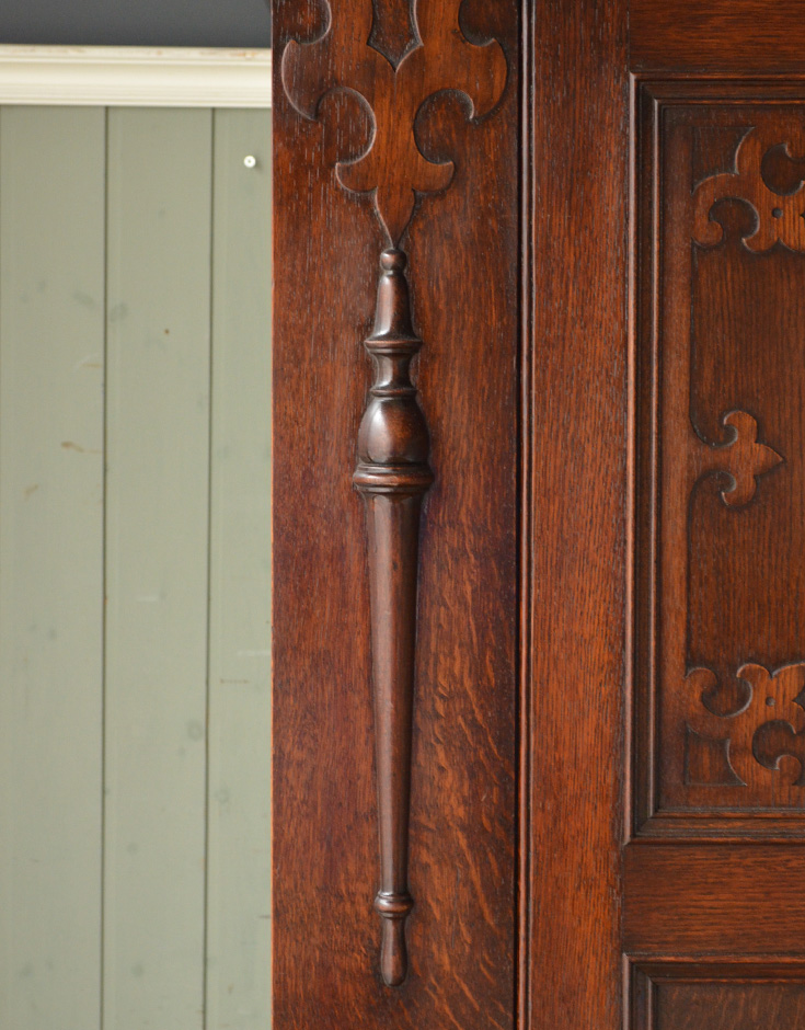 q-402-f アンティークワードローブの彫り