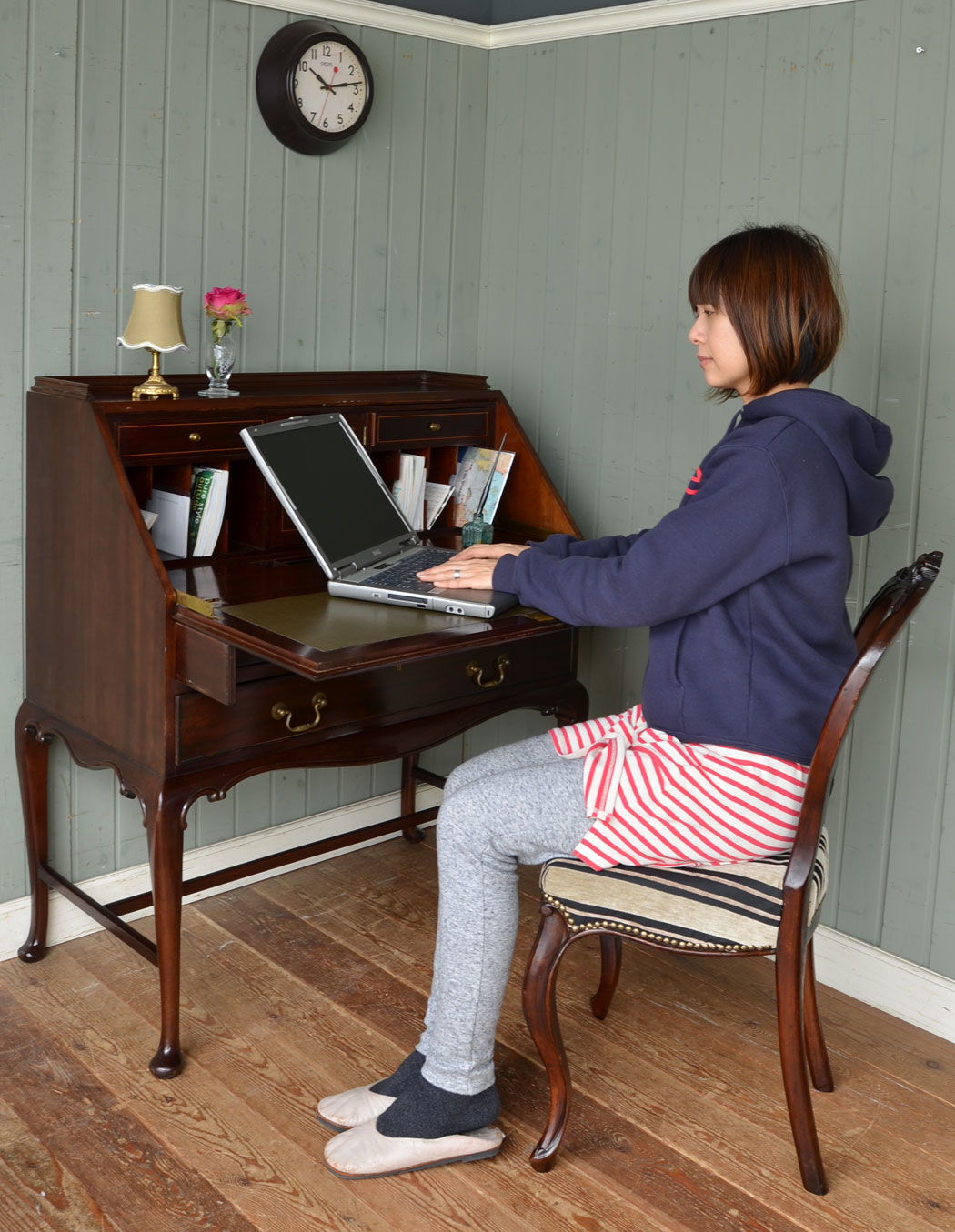 q-408-f アンティークビューローのモデル入り