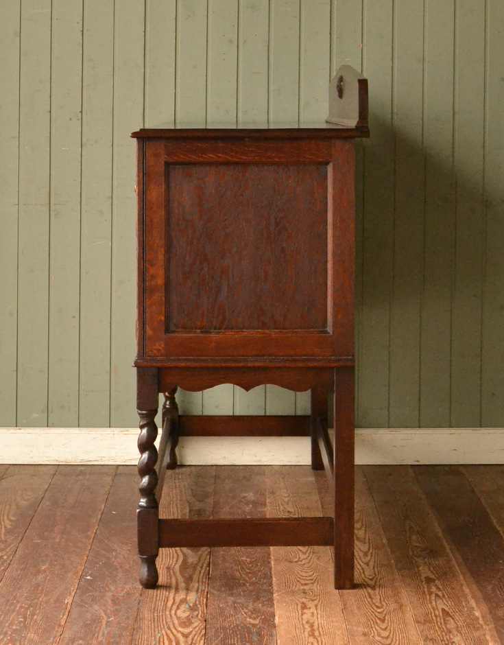 q-409-f アンティークサイドボードの横