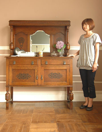 ヨーロッパならではの家具。とってもオシャレなミラーサイドボード