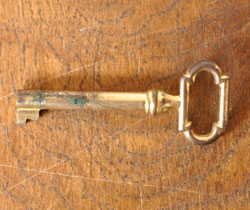 落ち着いた華やかさが美しい収納力抜群なアンティークサイドボード