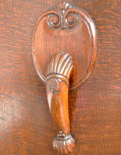 落ち着いた華やかさが美しい収納力抜群なアンティークサイドボード