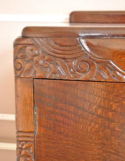 落ち着いた華やかさが美しい収納力抜群なアンティークサイドボード