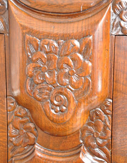 落ち着いた華やかさが美しい収納力抜群なアンティークサイドボード