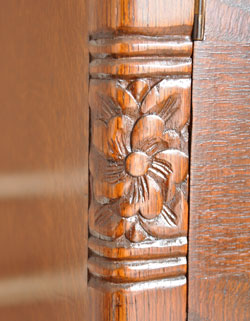 落ち着いた華やかさが美しい収納力抜群なアンティークサイドボード