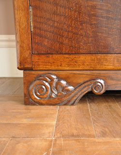 落ち着いた華やかさが美しい収納力抜群なアンティークサイドボード