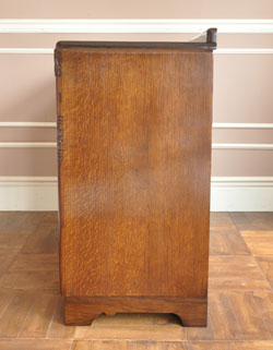 落ち着いた華やかさが美しい収納力抜群なアンティークサイドボード