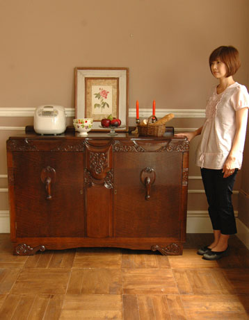 落ち着いた華やかさが美しい収納力抜群なアンティークサイドボード