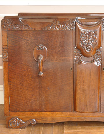 落ち着いた華やかさが美しい収納力抜群なアンティークサイドボード