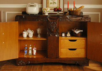 落ち着いた華やかさが美しい収納力抜群なアンティークサイドボード