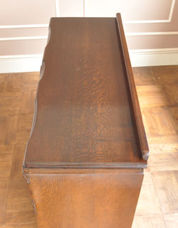 落ち着いた華やかさが美しい収納力抜群なアンティークサイドボード