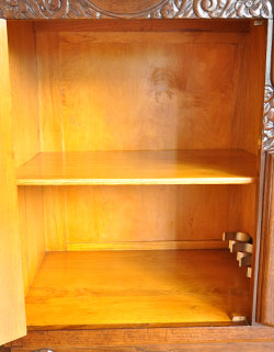 落ち着いた華やかさが美しい収納力抜群なアンティークサイドボード