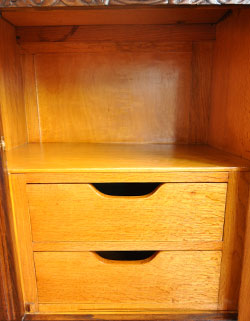 落ち着いた華やかさが美しい収納力抜群なアンティークサイドボード