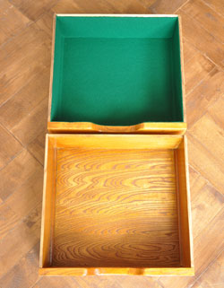 落ち着いた華やかさが美しい収納力抜群なアンティークサイドボード