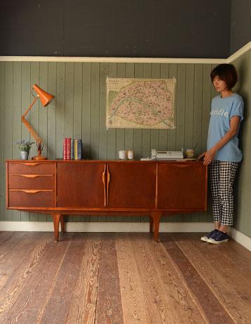 x-509-f アンティークサイドボードのモデル入り