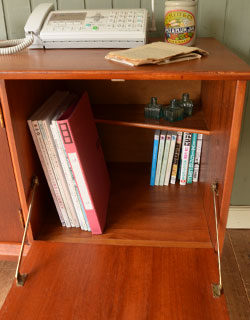 x-509-f アンティークサイドボードの棚内