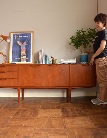 x-520-f アンティークサイドボード（マッキントッシュ）のモデル入り