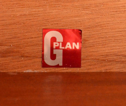 アンティーク家具 スカンジナビアンデザインの家具、G-planのヴィンテージサイドボード。『G-PLAN』のロゴステッカーが残っていました。(x-535-f)